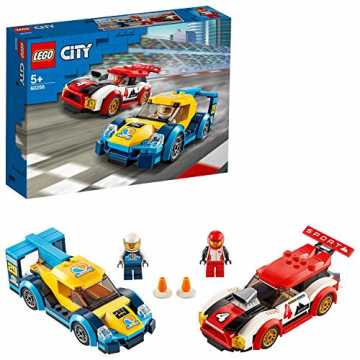 LEGO 60256 Rennwagen-Duell City Spielzeug mit 2 Rennfahrer-Minifiguren, Rallyefahrzeugen für Kinder ab 5 Jahren